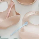 Canpol Babies silikonowy śliniak z kieszonka 51/030  CREME