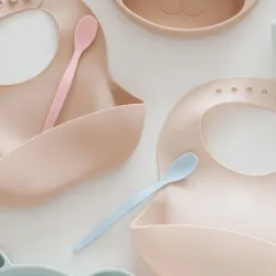 Canpol Babies silikonowy śliniak z kieszonka 51/030 CREME Canpol Babies silikonowy śliniak z kieszonka 51/030 CREME