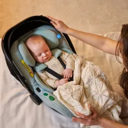 Dziecko bezpiecznie zapięte w foteliku samochodowym Avionaut Pixel Pro 2.0 C, ujęcie z góry Dziecko bezpiecznie zapięte w foteliku samochodowym Avionaut Pixel Pro 2.0 C, ujęcie z góry