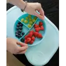 Talerzyk Twistshake niebieski z podziałką i pokrywką