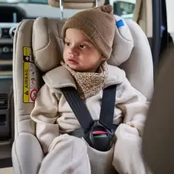 Dziecko w foteliku Avionaut AeroFIX – wygodne i bezpieczne podróżowanie