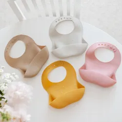 Canpol babies śliniak silikonowy z kieszonką DOTS 51/029 beż Canpol babies śliniak silikonowy z kieszonką DOTS 51/029 beż